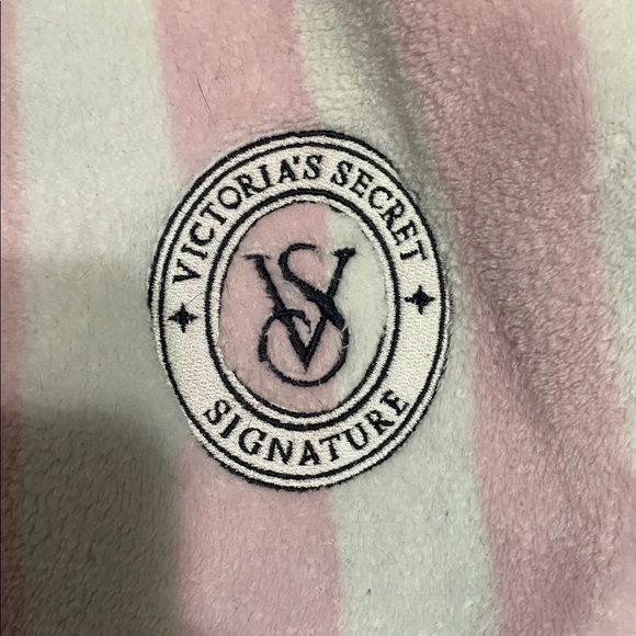 VS Robe - Picture 4 of 5